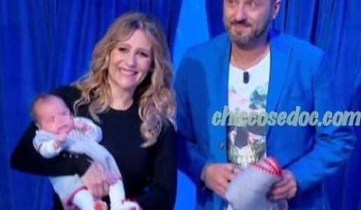 U&D - Nel "Trono Over", Sossio Aruta ed Ursula Bennardo in studio con la figlioletta Bianca..