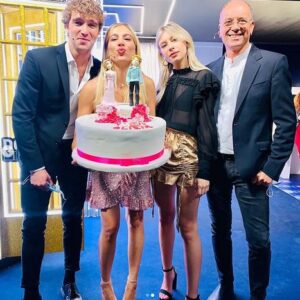 <b>"GRANDE FRATELLO VIP 4" - Paolo Ciavarro e la fidanzata Clizia Incorvaia nel dietro le quinte di "Domenica Live" con il padre e la sorella di lei..  Fonte: Instagram </b>