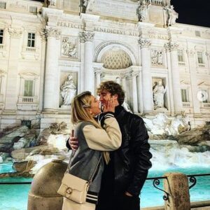 <b>"GRANDE FRATELLO VIP 4" - Clizia Incorvaia a Roma, con il fidanzato Paolo Ciavarro alla "Fontana di Trevi"..  Fonte: Instagram</b>